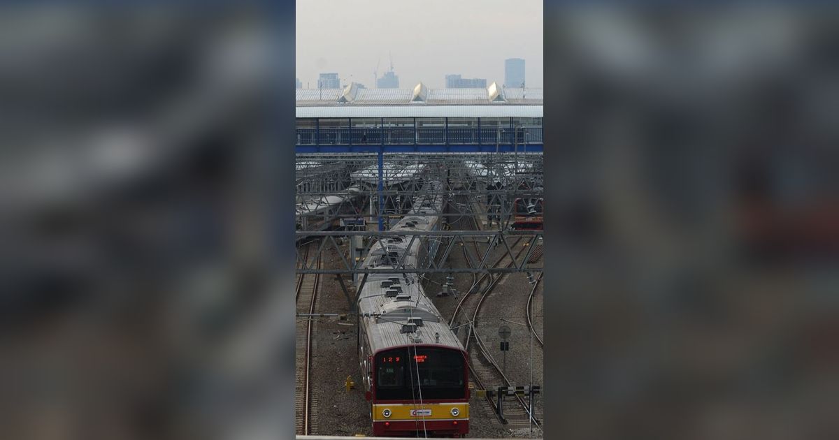 Kayu Besar Melintang di Rel Kranji Bikin KRL Bekasi-Kampung Bandan Terganggu, Ini Penampakannya