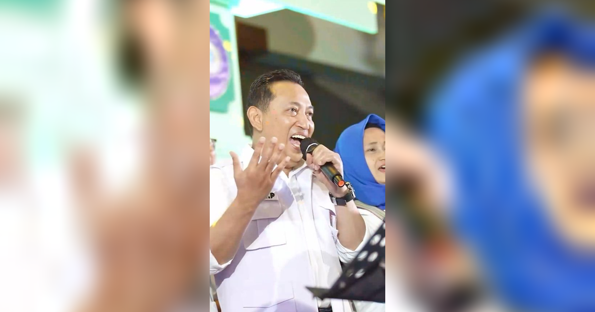 ⁠Momen Kapolri Jenderal Listyo Sigit Prabowo 'Happy' Banget Ikut Reuni Putih Abu-abu, Penampilannya Pakai Seragam SMA Curi Perhatian