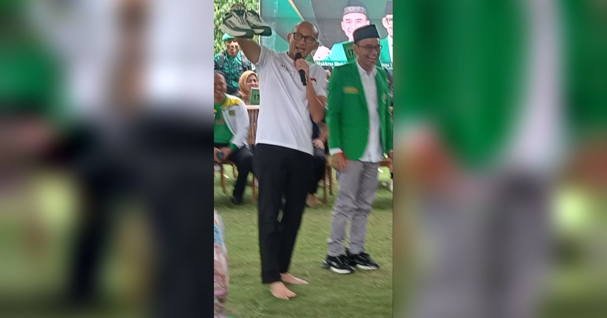 Serahkan Jam Tangan hingga Sepatu ke Simpatisan PPP, Sandiaga Uno Terpaksa Nyeker di Malang