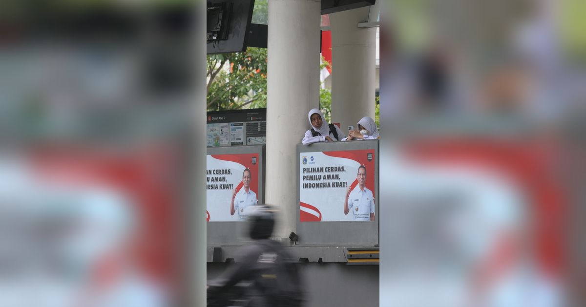 FOTO: Penampakan Stiker Heru Budi di Halte TransJakarta yang Disebut Warga Rusak Pemandangan