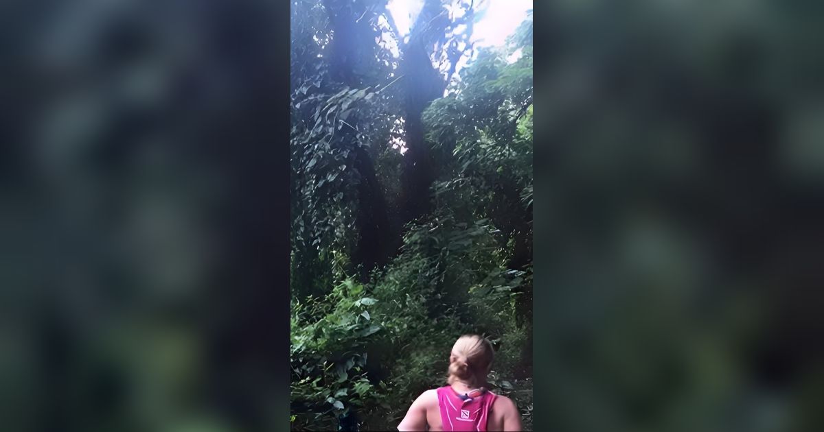 Viral Foto Pelari Tak Sengaja Papasan dengan Hantu Penunggu Hutan