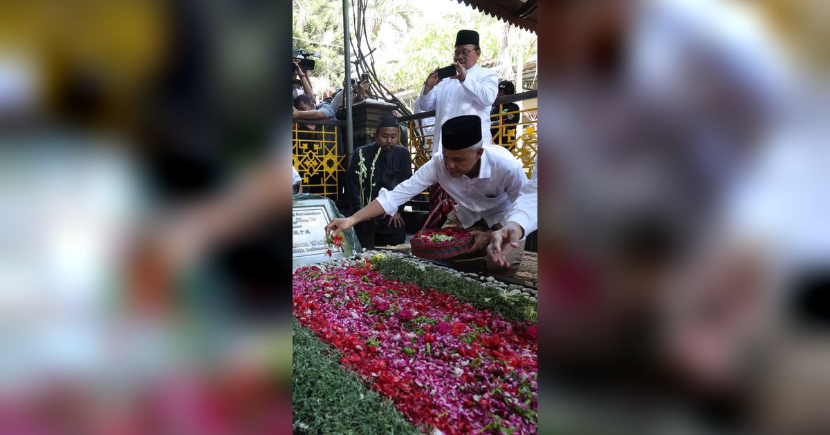 Potret Ganjar Pranowo Ziarah ke Makam Pendiri NU KH Hasyim Asy'ari dan Gus Dur Ditemani Yenny Wahid