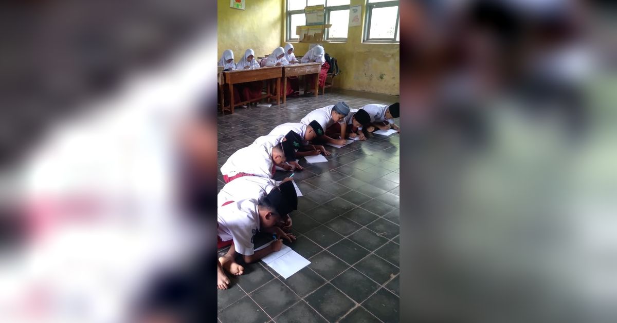 Siswa SD di Tasikmalaya Belajar Lesehan Selama 10 Tahun