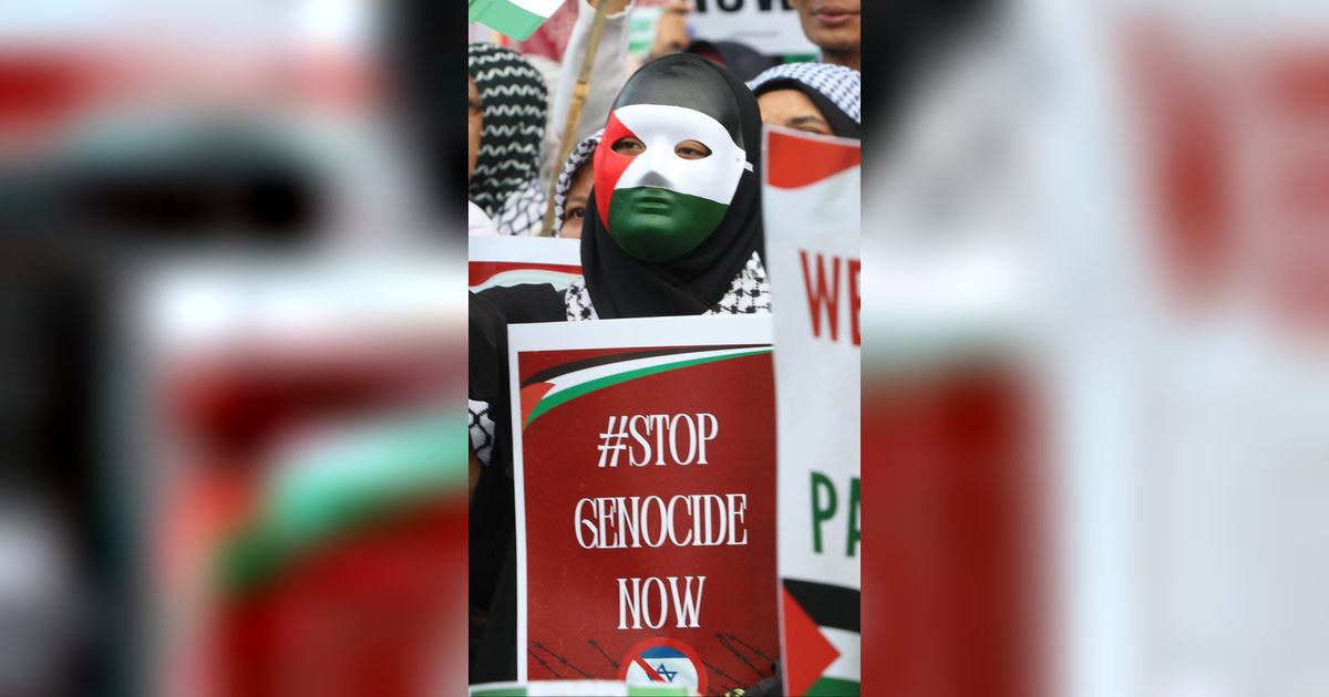 FOTO: Peringati 100 Hari Genosida Israel di Jalur Gaza, Ribuan Orang Geruduk Kedubes AS di Jakarta