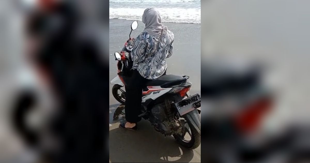 Demi Konten Estetik Naik Motor di Pinggir Pantai, Wanita Ini Nyaris Kehilangan Kendaraannya