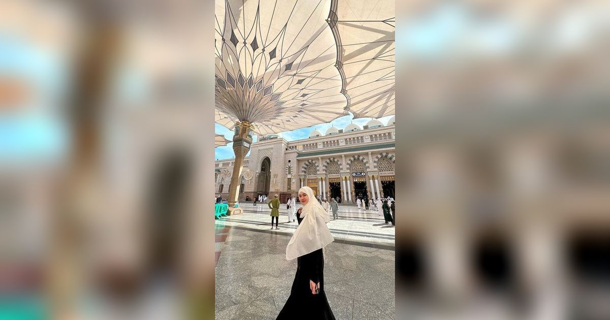 Thariq Halilintar Titip Doa Ini Kepada Sang Kekasih, Berikut 8 Potret Aaliyah Massaid Saat Umrah ke Tanah Suci