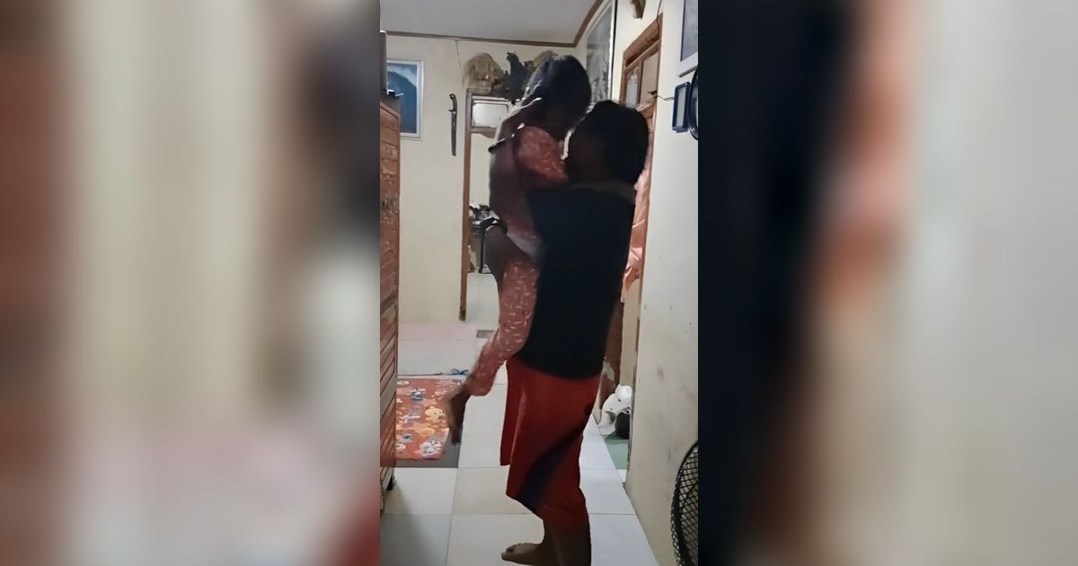 Haru Banget, Ayah Sangat Girang Saat Tahu Anaknya yang Sakit Akhirnya Bisa Jalan Sendiri