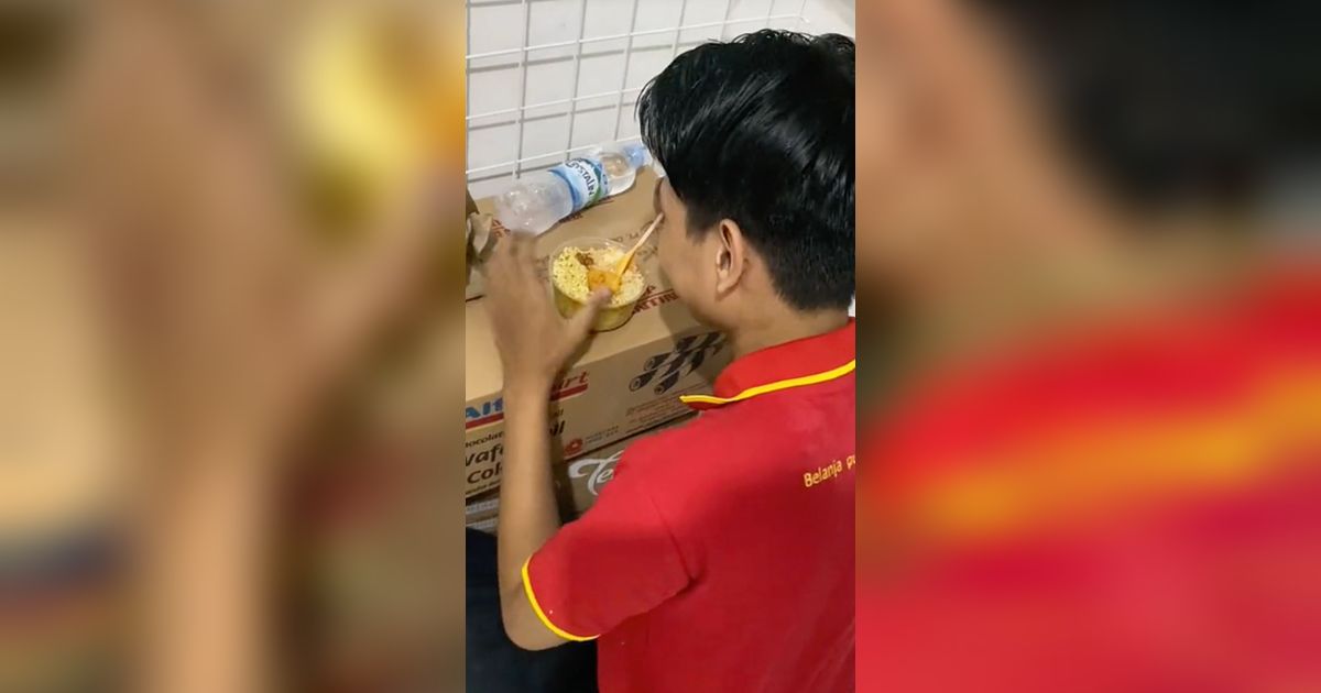 Selalu Makan Mie Instan Saat Jam Istirahat, Kondisi Pegawai Minimarket Menarik Simpati Warganet