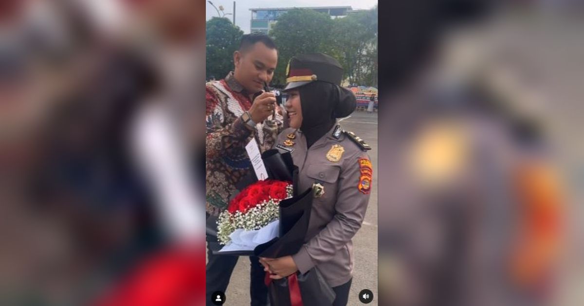 Momen Romantis Istri Perwira Polisi Dipasangkan Pangkat Sama Suami Bintara, Penuh Kasih Sayang