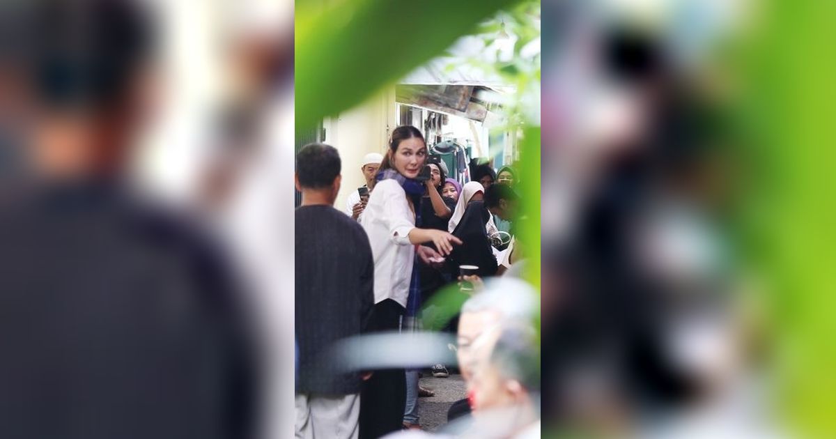 Potret Suasana Rumah Maxime Bouttier Pasca Kematian sang Ibundaya - Luna Maya Terekam Bagikan Kopi ke Pelayat.