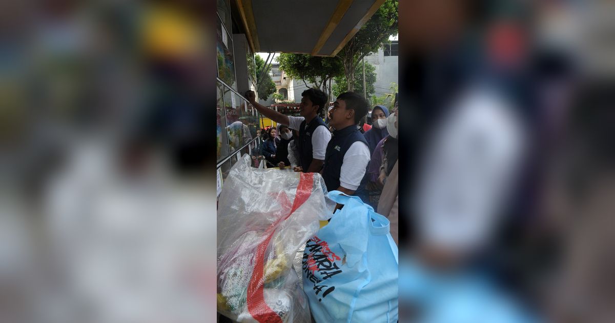 FOTO: Antusiasme Warga Menyerbu Paket Sembako Bersubsidi di Kelurahan Duren Sawit, Jakarta