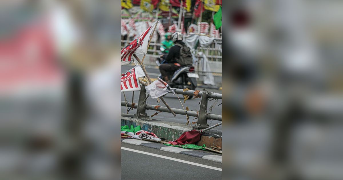 FOTO: Pemandangan Flyover di Jakarta yang Kumuh Dipenuhi Bendera Partai Politik