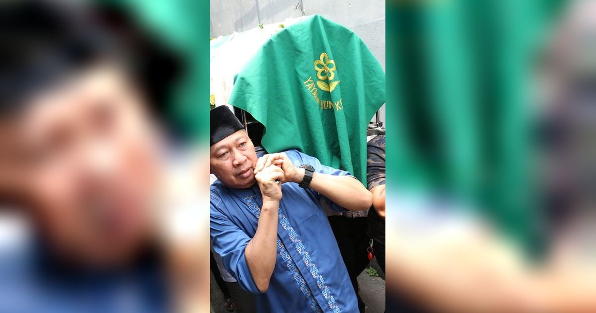 Detik-detik Maxime Bouttier Antar Jenazah Sang Ibunda ke Masjid Sebelum Dimakamkan, Luna Maya Setia Menemani