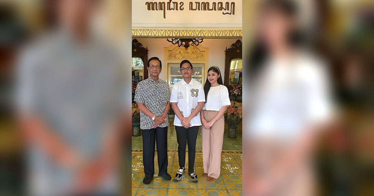 Pose Jari Sultan HB X Saat Foto Bareng Kaesang Pangarep Bikin Salfok, Diduga Kode Dukungan Capres