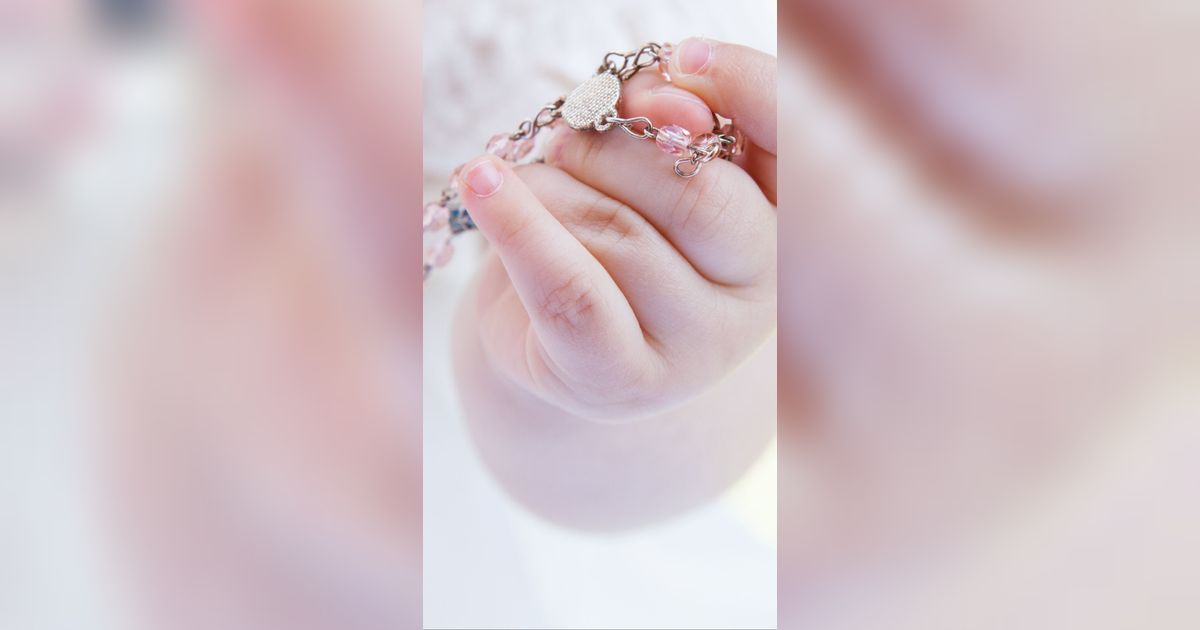 Sebelum Pakaikan Perhiasan untuk Bayi, Ketahui Risikonya
