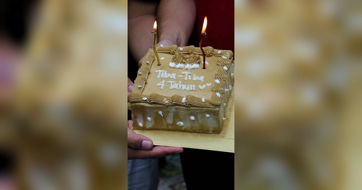 FOTO: Kritik Tak Kunjung Menangkap Harun Masiku, Aktivis ICW Kirim Kue Tar Ulang Tahun ke KPK