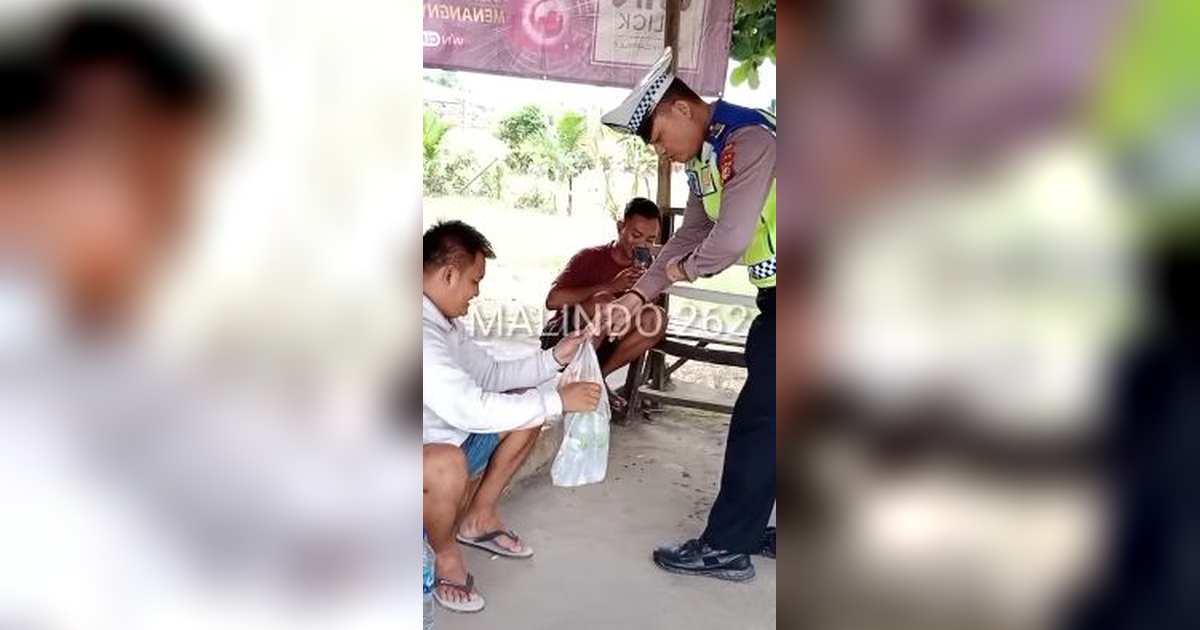 Belum Makan, Bripka Malindo Belikan Nasi Bungkus Buat Sopir Truk yang Sedang Mogok  'Alhamdulillah Orang Baik'