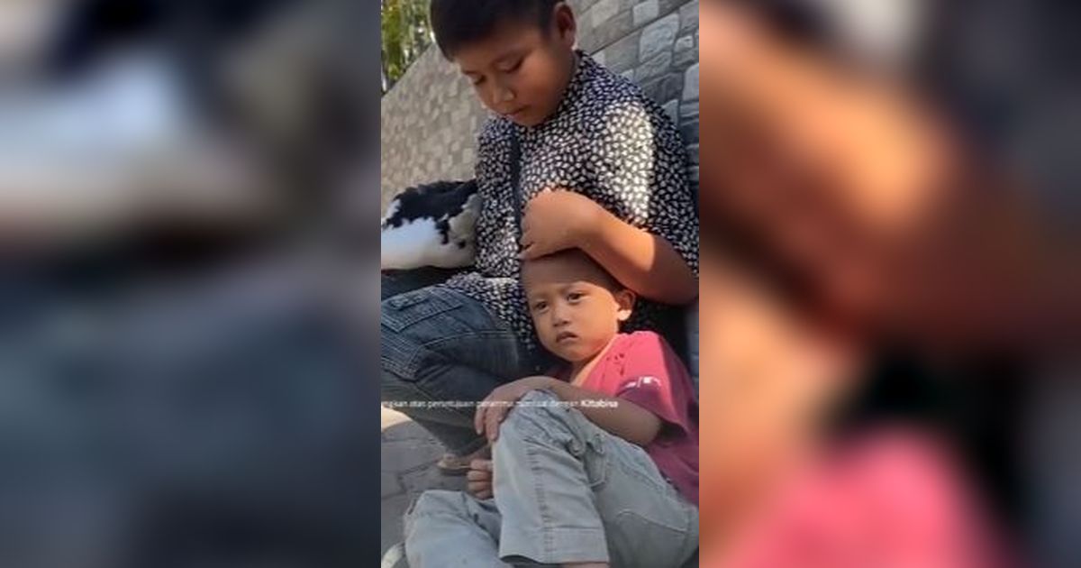 Potret Haru Bocah SD Kakak Adik Jualan Entok Demi Berobat Sang Ibu yang Kritis karena Gagal Ginjal