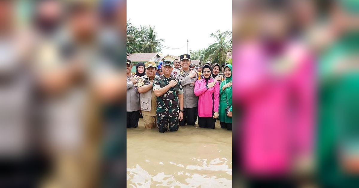 Aksi Jenderal Polisi Bintang 2 Membelah Banjir di Riau, Terjun Langsung Datangi Warga