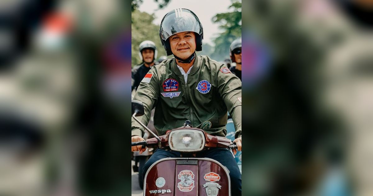 Blusukan ke Pasar Kajen Pekalongan, Ganjar Naik Vespa Bareng Komunitas