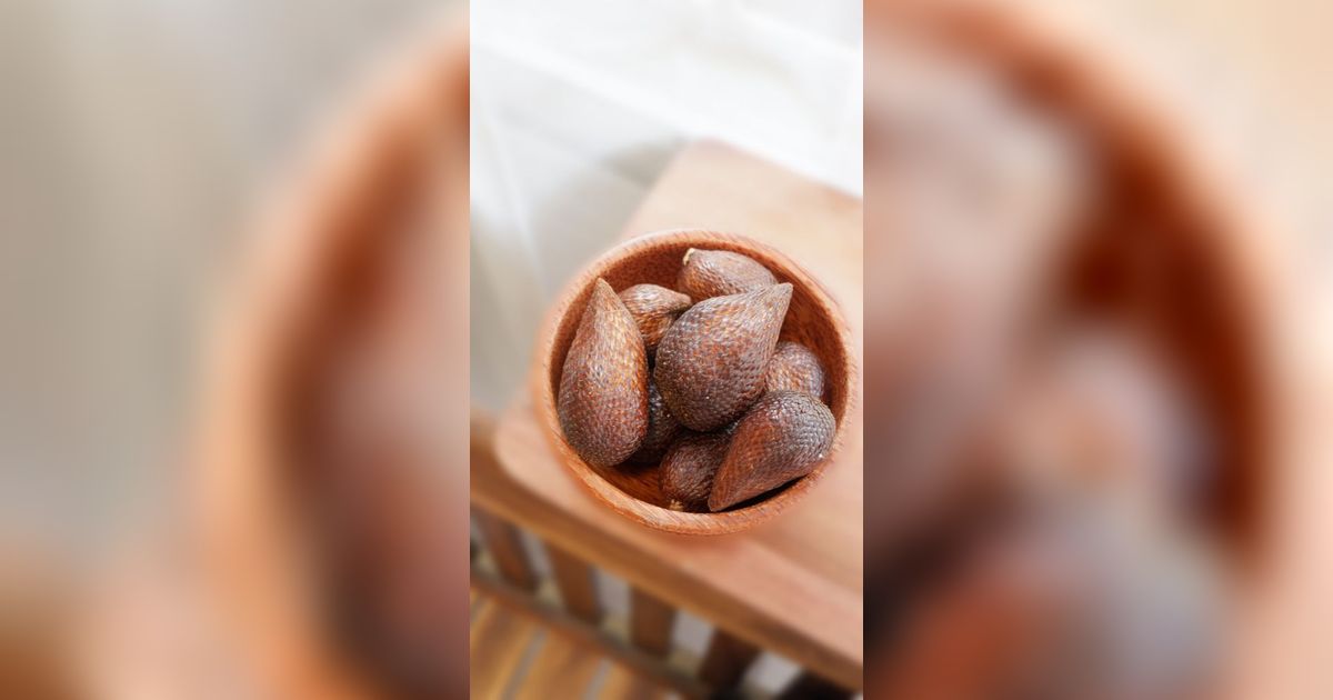 Tak Asal Dikupas, Begini Cara Makan Buah Salak yang Benar