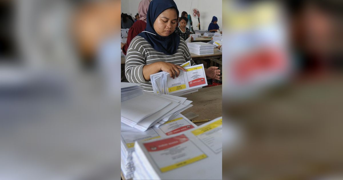 FOTO: Dari Total 33.727.852 Surat Suara Pemilu 2024, Tersisa 12.631.303 Lagi yang Belum Dilipat dan Disortir