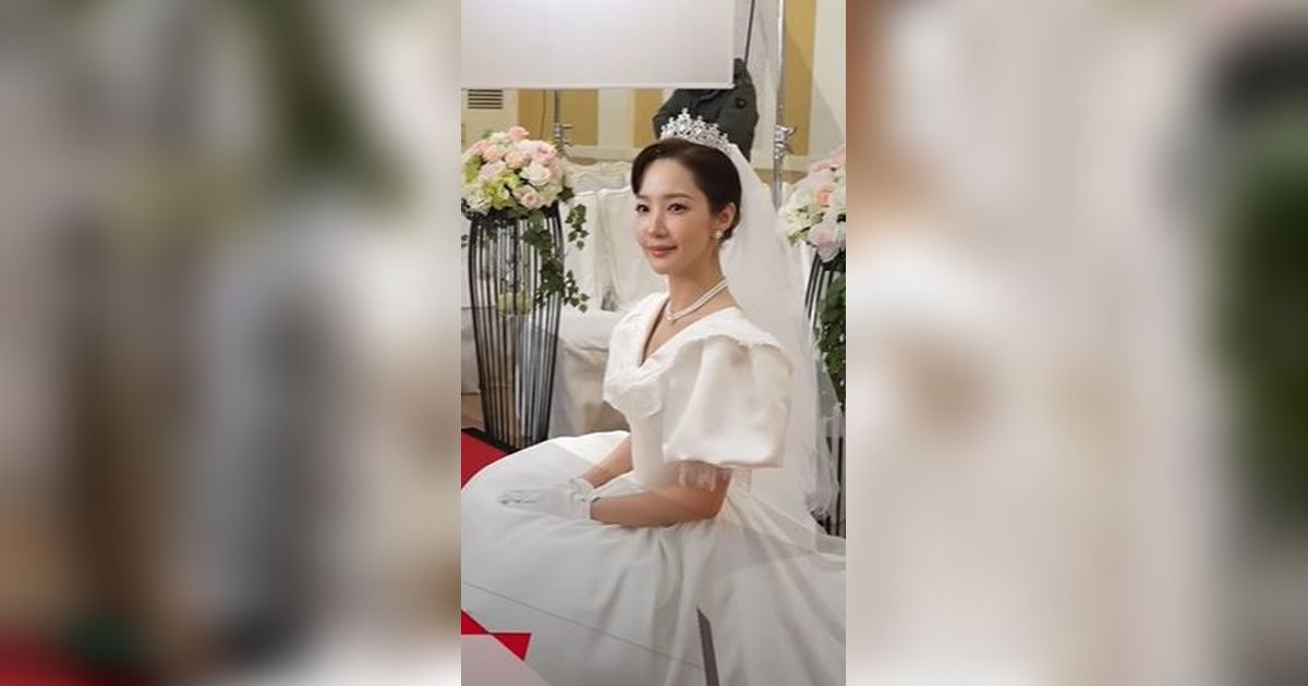 Merasa Dirinya Seperti Gu Jun Pyo-nya Lee Min Ho, Berikut Potret Park Min Young Pakai Wedding Dress di 'MARRY MY HUSBAND'