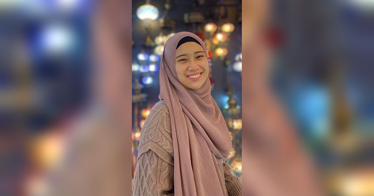 3 Inspirasi Mix & Match Pleated Hijab dengan Rok Ala Zhafira Aqyla