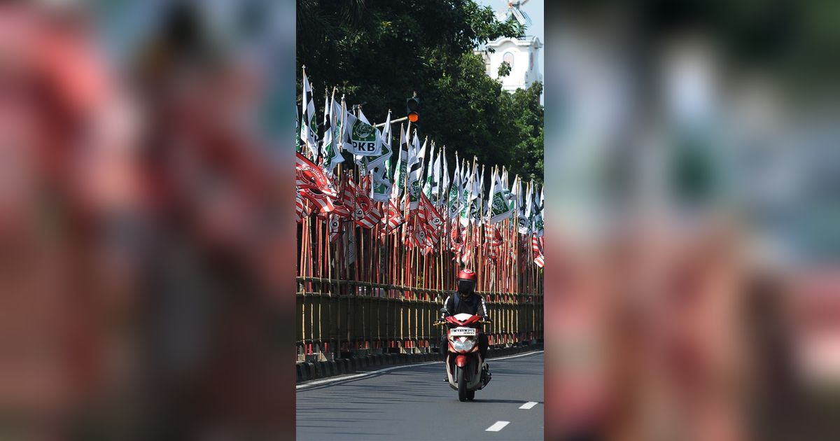 Pasutri Alami Kecelakaan di Flyover Kuningan Gara-gara Bendera Parpol Jatuh