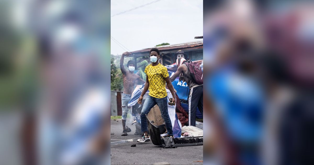 FOTO: Hasil Pemilihan Presiden di Komoro Berubah Jadi Mencekam, Blokade Jalan hingga Batu-Batu Melayang Bikin Situasi Makin Tegang