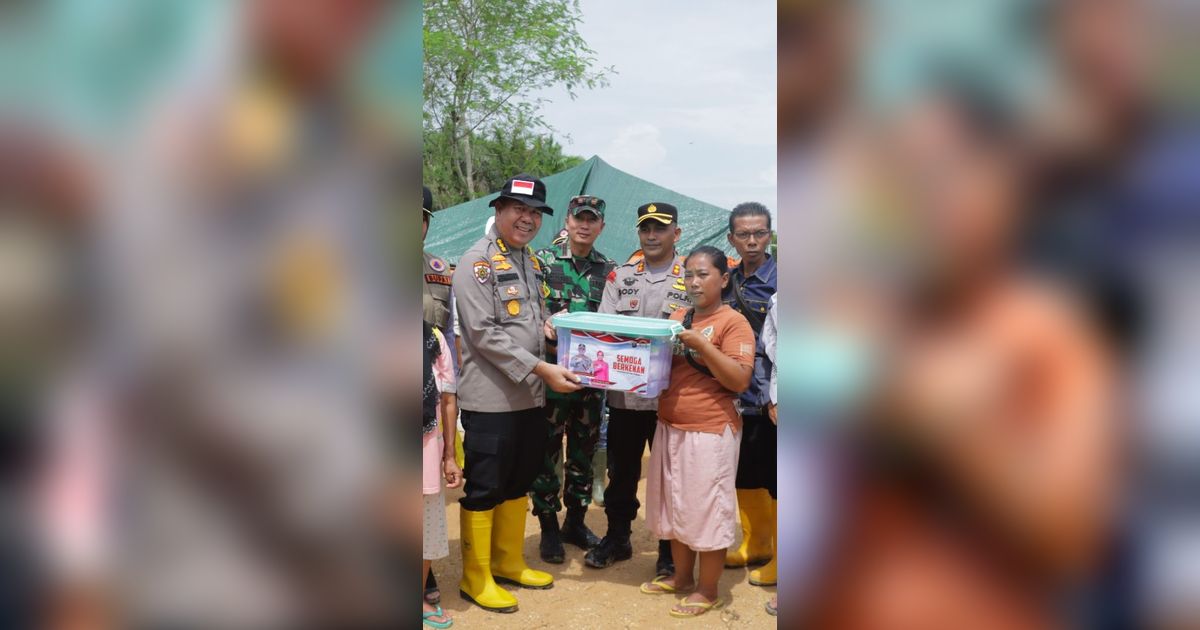 Banjir Inhu Belum Surut dan Warga Terserang Penyakit, Rombongan Kapolres Naik Perahu Beri Bantuan