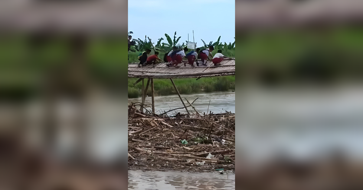 Miris,  Murid SD di Cilacap Sampai Jalan Jongkok di Jembatan Rusak untuk ke Sekolah