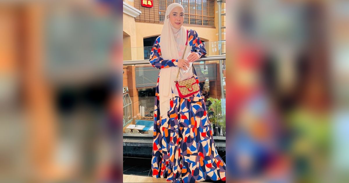 10 Gaya Hijab April Jasmine, Istri Ustaz Solmed yang Viral Pamer Rumah Rp24 Miliar