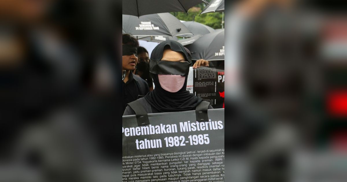 FOTO: Unjuk Rasa Aktivis HAM Berdiam Diri dan Menutup Mata Memperingati 17 Tahun Aksi Kamisan di Istana Negara