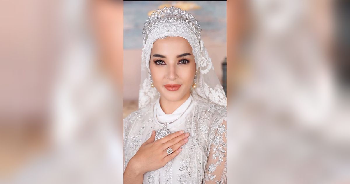 10 Potret Tasya Farasya Recreate Dandanan Anisha Rosnah Istri Pangeran Brunei Abdul Mateen saat Hari Pernikahan, Mirip Banget!