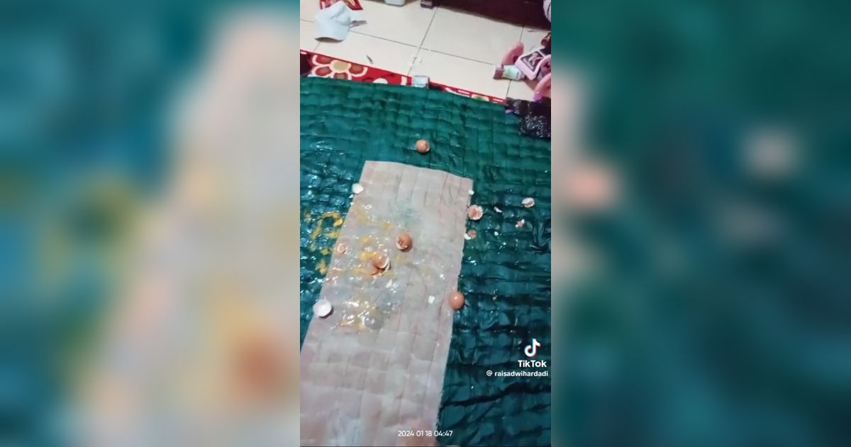 Aksi Balita Pecahkan Telur Setengah Kilo di Atas Kasur Ini Viral, Respons Ibunya Tuai Pujian