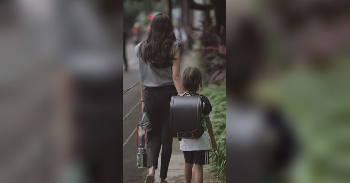9 Gaya Keren Artis Jemput Anak Sekolah, Irish Bella Sederhana Bak Emak-Emak Berdaster