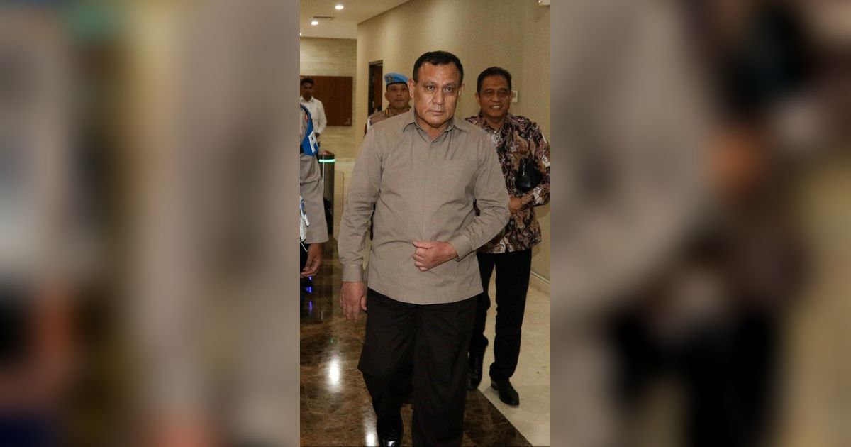 Potret Firli Bahuri Lempar Senyum Usai Jalani Pemeriksaan di Bareskrim Polri