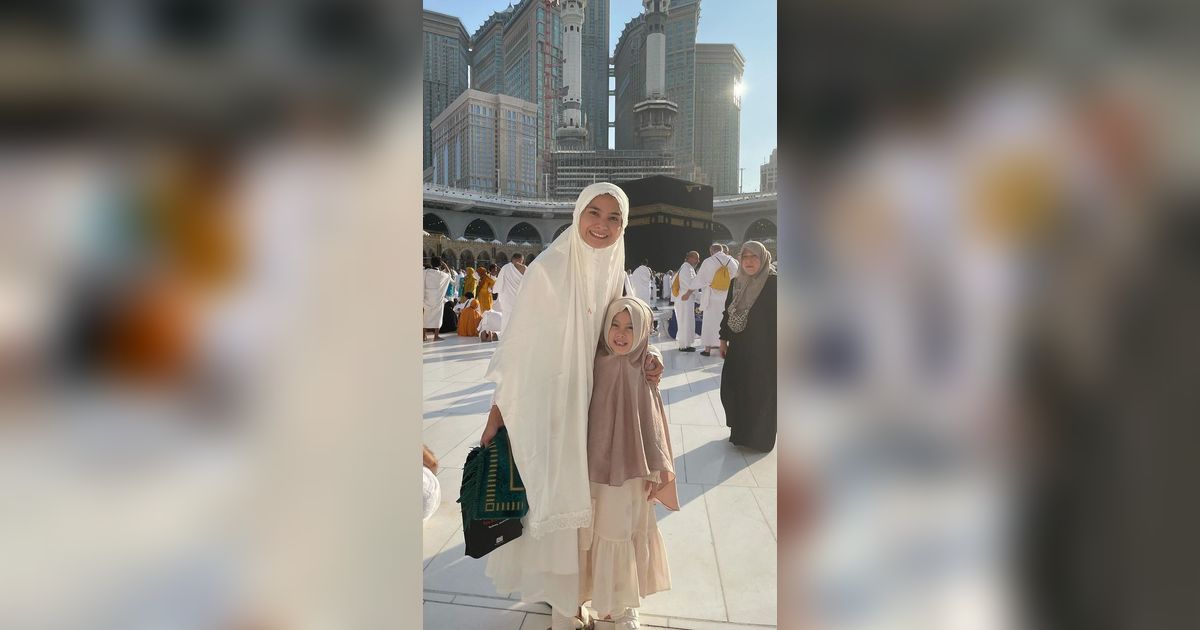 Pesona Acha Septriasa Tampil Berhijab Kala Umroh, Intip Detail Outfitnya
