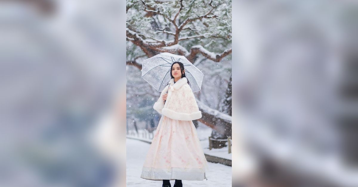 Potret Pesona Lyodra Ginting Pakai Hanbok Saat Hujan Salju