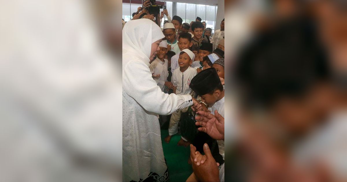 FOTO: Momen Khofifah Santuni Ratusan Anak Yatim Jelang Harlah ke-78 Muslimat NU di GBK