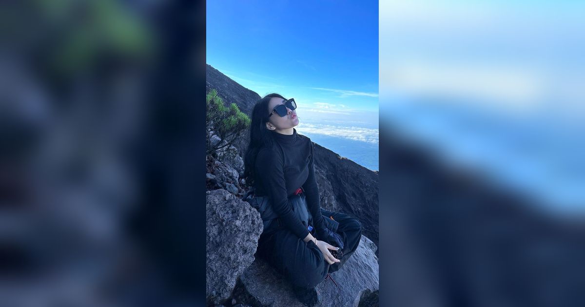 Potret Wendy Walters Berhasil 'Taklukan' Puncak Gunung Sindoro, Penampilannya Bikin Salfok