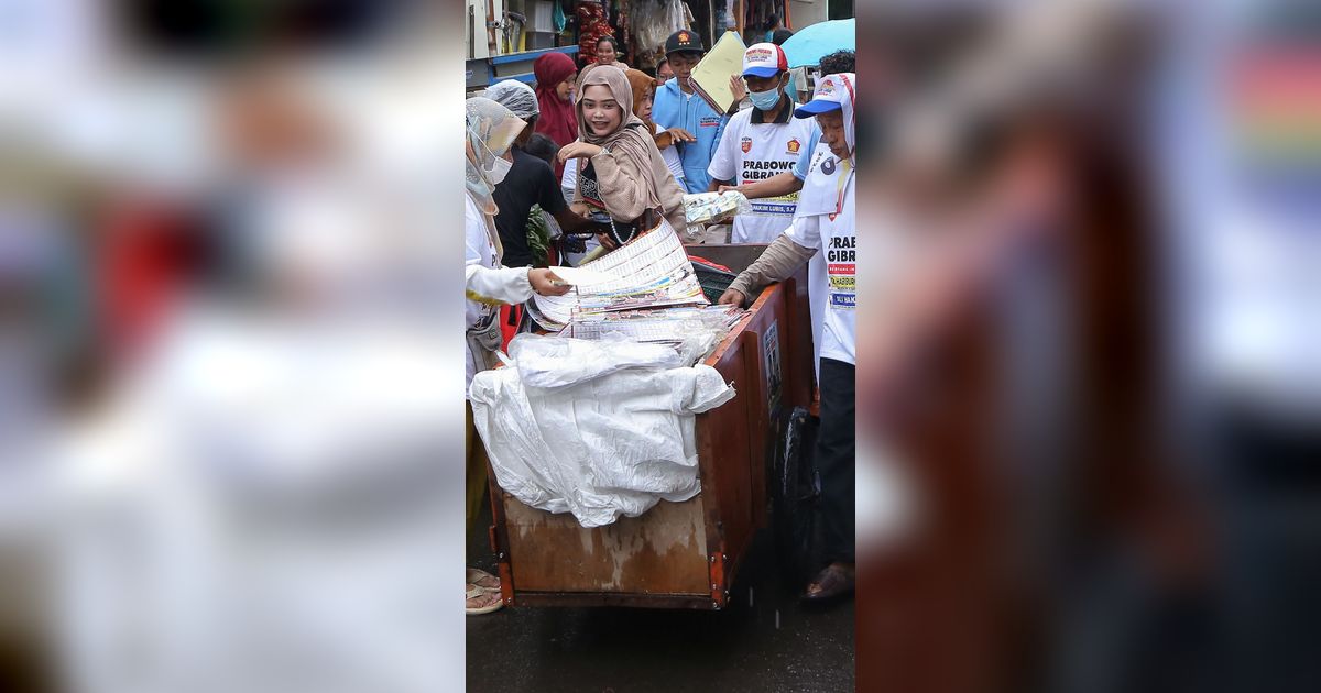 FOTO: Pilpres Makin Dekat, Relawan Prabowo-Gibran Gencarkan Kampanye Makan dan Susu Gratis ke Warga