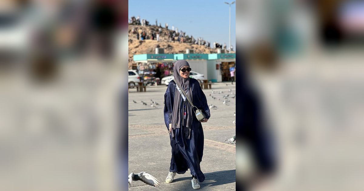 7 Potret Nindy Ayunda Selama Umroh, Ikut Tradisi Tetap Hijab Setelah Pulang ke Indonesia