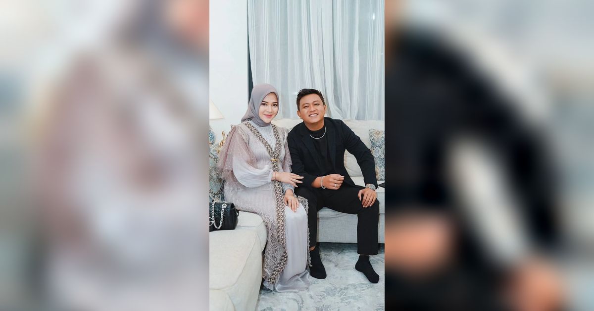 8 Potret Bella Bonita Berhijab Dampingi Suami di Pernikahan Putri Gus Kautsar