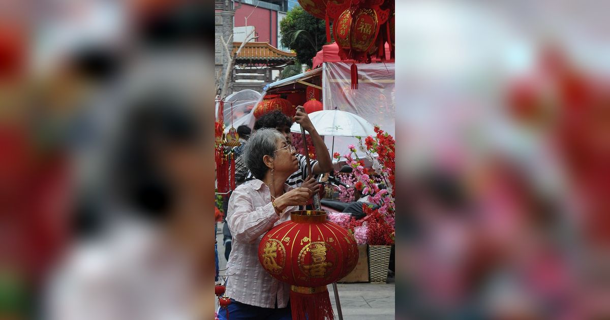 FOTO: Penjual Pernak-pernik Imlek Mulai Menjamur di Kawasan Glodok