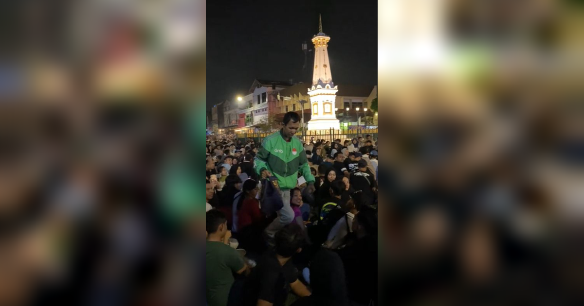 Viral Momen Sopir Ojol Tetap Antar Makanan di Tengah 'Lautan' Manusia Saat Malam Tahun Baru