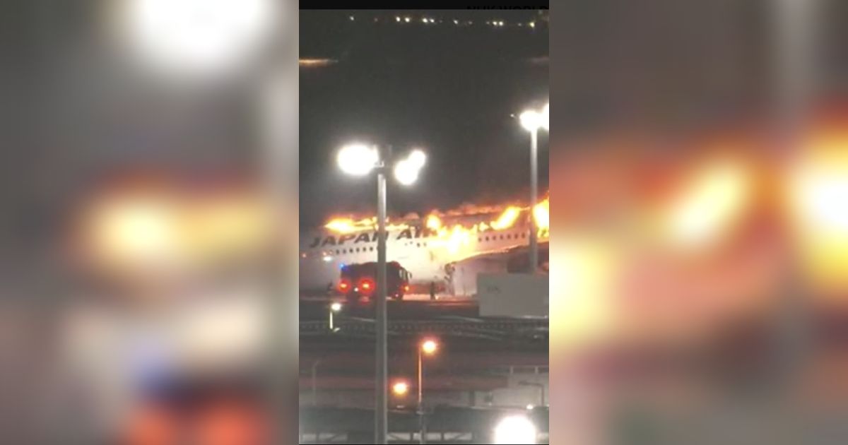Video Detik-Detik Pesawat Japan Airlines Angkut 300 Penumpang Terbakar di Landasan, Diduga Tabrak Pesawat Lain Saat Mendarat