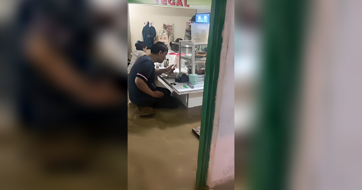 Video Viral Warteg Kebanjiran Tetap Penuh Pelanggan yang Keroncongan, Vibes Serasa Makan di Venice