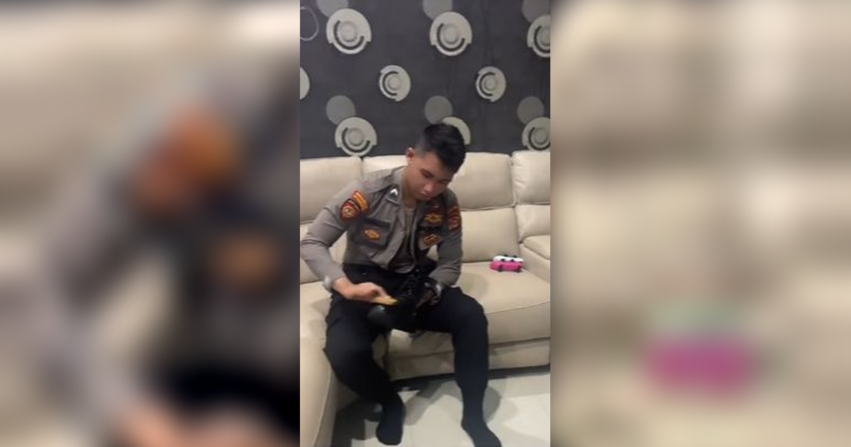 Duka Perwira Polwan Sama-Sama Polisi dengan Anaknya 'Kaos Kaki Hilang Tinggal 2 Pasang'